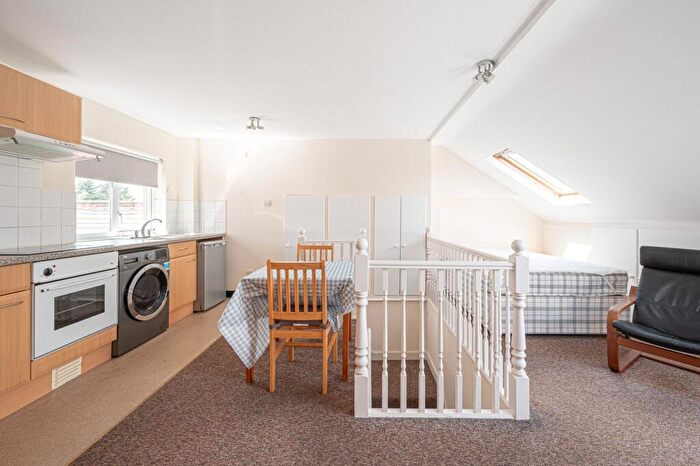 Studio To Rent In Bowes Road, New Southgate, London, N11