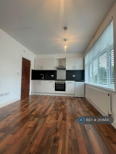 Studio To Rent In North Circular Road, London, N13