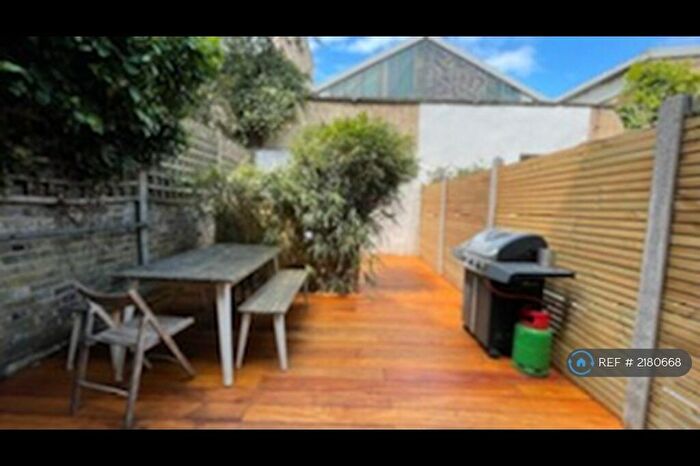 2 Bedroom Flat To Rent In Cruden Street, London, N1