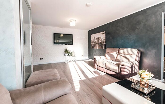 6 Bedroom Semi-Detached House For Sale In Cheriton Avenue, Southampton, Hampshire, SO18