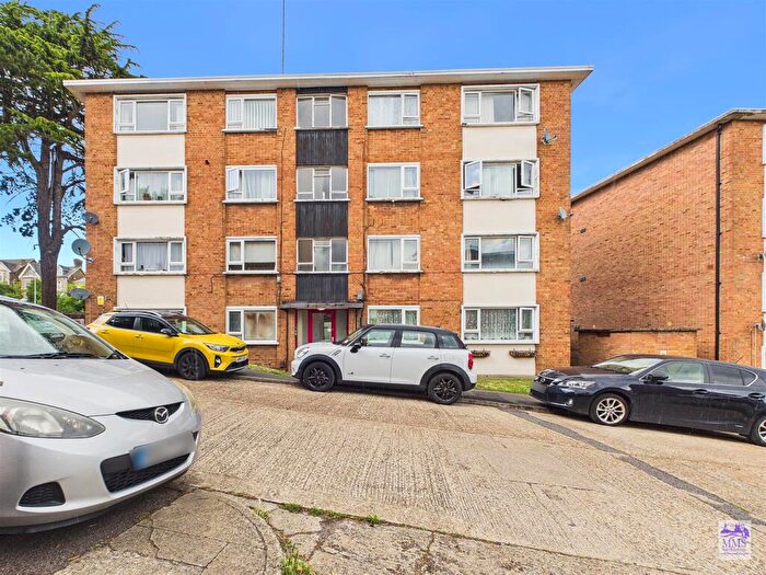 2 Bedroom Flat For Sale In Hillside Court, Downside, Strood, ME2