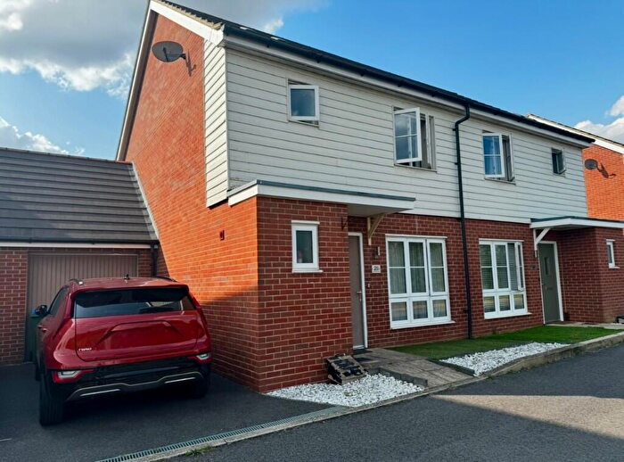 3 Bedroom Semi-Detached House To Rent In Pershore Way, Aylesbury, Buckinghamshire, HP18