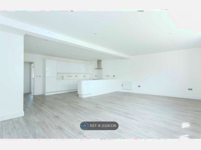 2 Bedroom Flat To Rent In Cedar House, Watford, WD17