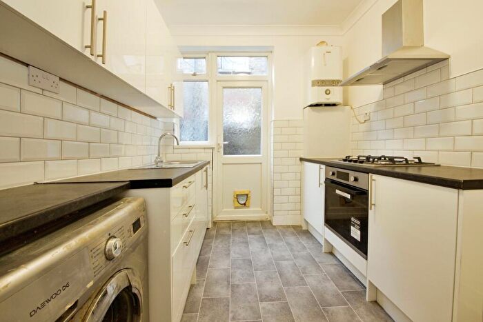 2 Bedroom Flat To Rent In Lea Bridge Road, Leyton, E10