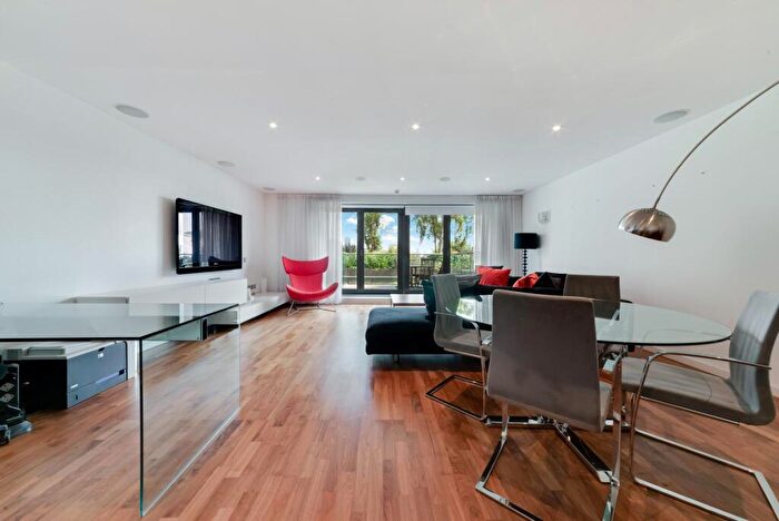 2 Bedroom Apartment To Rent In New Providence Wharf, Fairmont Avenue, London, E14