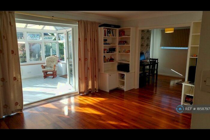 3 Bedroom Detached House To Rent In The Horse Close, Reading, RG4