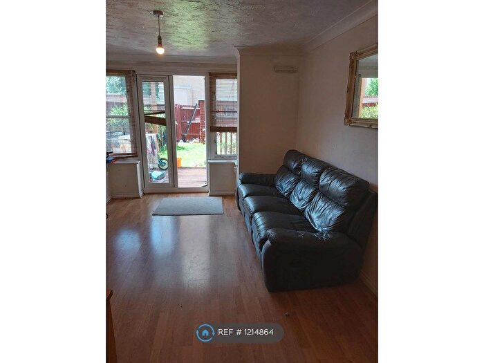 3 Bedroom Terraced House To Rent In Hurworth Avenue, Slough, SL3
