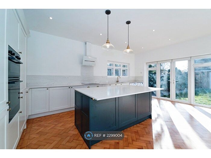 4 Bedroom Bungalow To Rent In Hanworth Road, Feltham, TW13