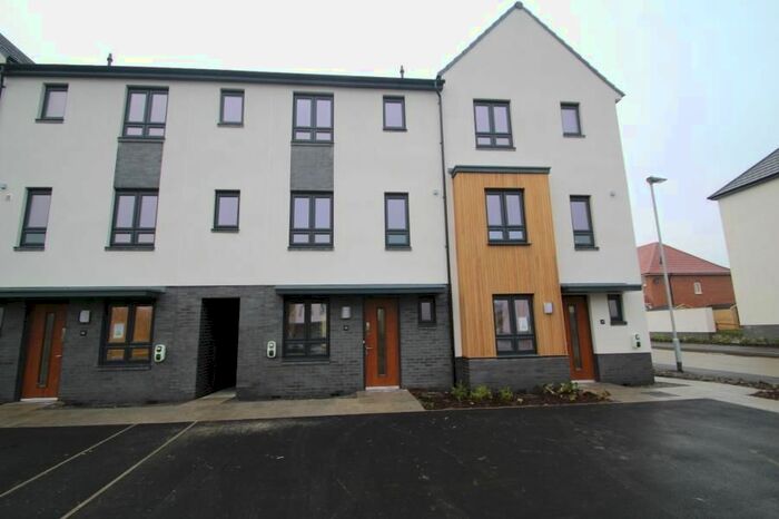 4 Bedroom Town House To Rent In Barrington Way, Leeds, LS15