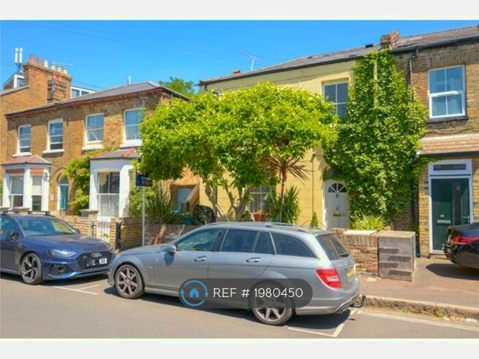 2 Bedroom Flat To Rent In Queens Road, Twickenham, TW1