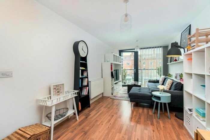 2 Bedroom Flat To Rent In Bloemfontein Road, London W12