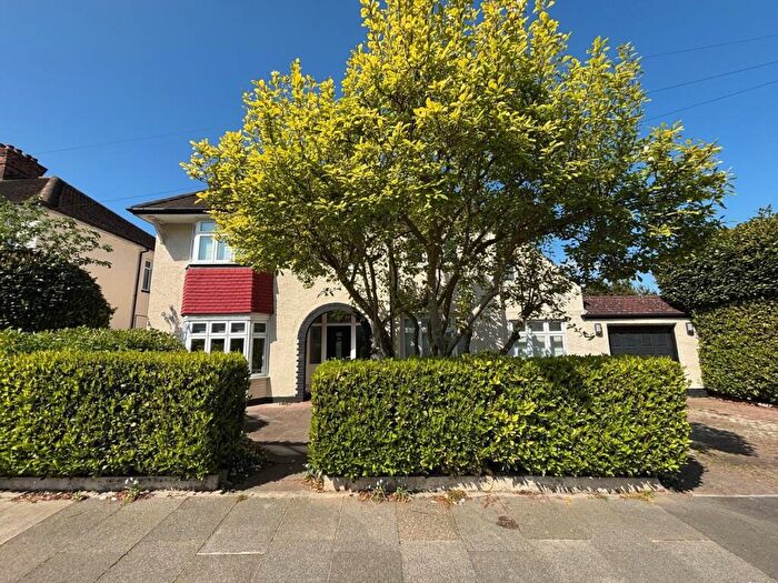 3 Bedroom Detached House For Sale In Minster Road, Bromley, BR1