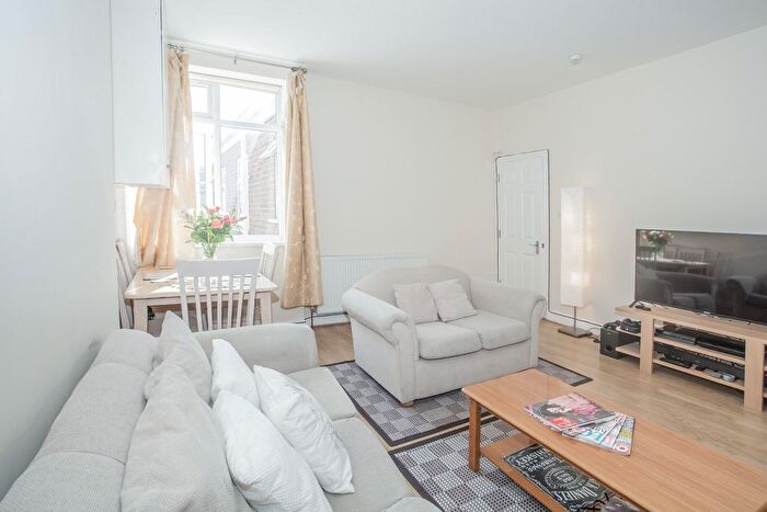 2 Bedroom Flat To Rent In Uxbridge Road, Shepherds Bush, W12