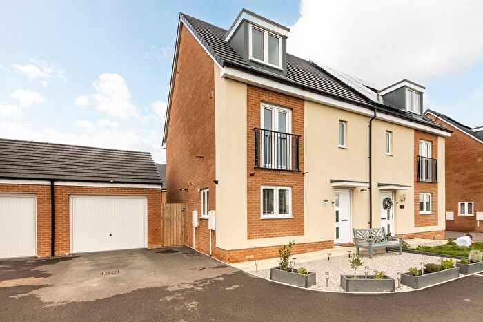 4 Bedroom Semi Detached House For Sale In Whitworth Way, Grove, OX12