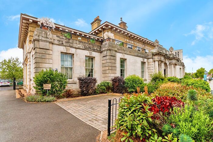 2 Bedroom Flat For Sale In Canute Road, Southampton, Hampshire, SO14