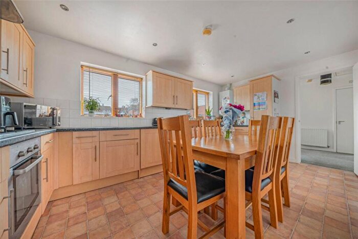 2 Bedroom Flat For Sale In Whippendell Close, St Pauls Cray, Kent, BR5
