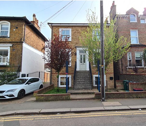 2 Bedroom Flat To Rent In Woodlands Road, Isleworth, TW7