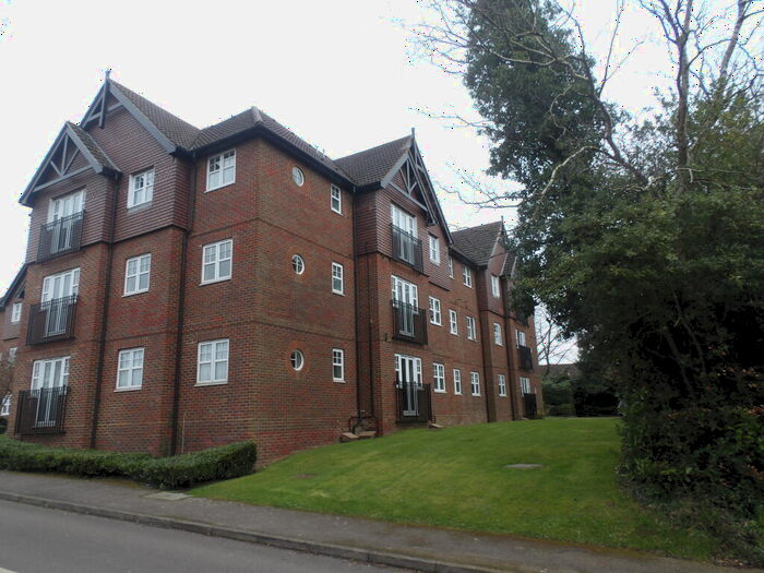 2 Bedroom Flat To Rent In Worth, RH10