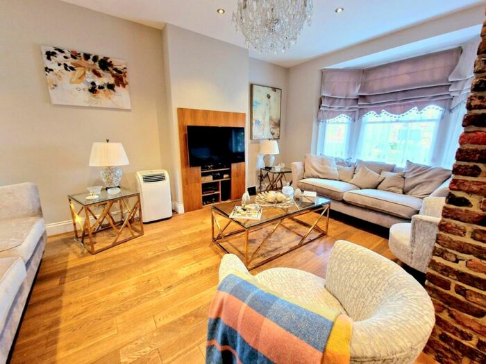 3 Bedroom Flat To Rent In Warwick Road, Barnet, EN5