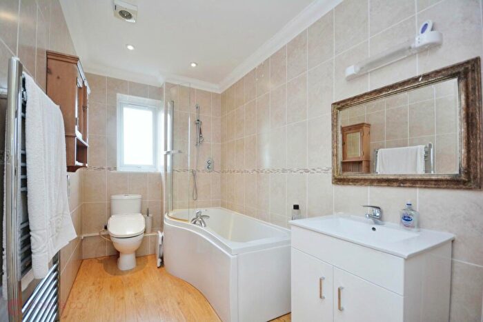 2 Bedroom Flat For Sale In Kingsgate Avenue, Broadstairs, CT10