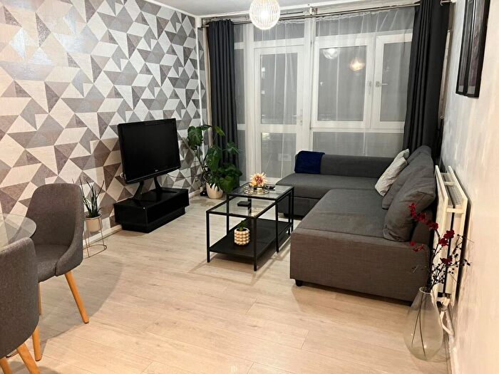 2 Bedroom Maisonette To Rent In Flat, Oswell House, Farthing Fields, London, Greater London, E1W