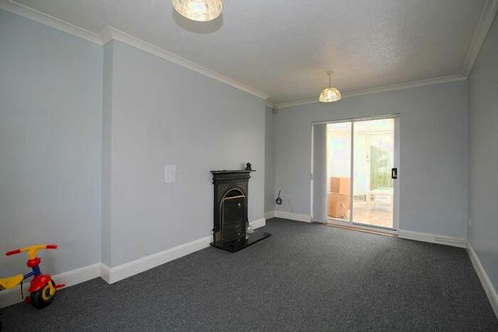 3 Bedroom Semi-Detached House To Rent In Farnham Road, Loughborough, LE11