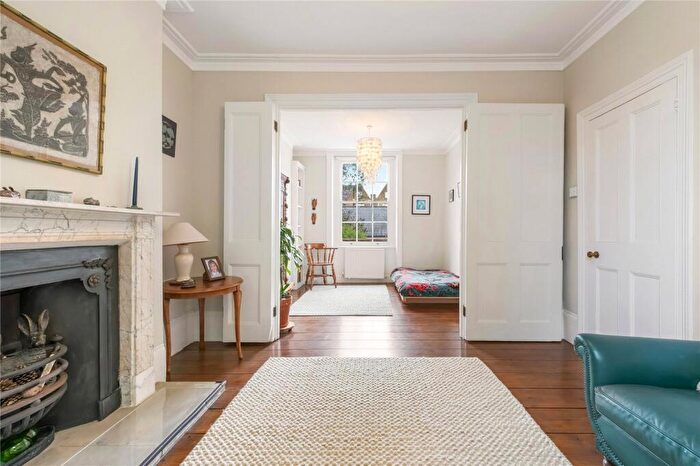 2 Bedroom House For Sale In Lawford Road, London, N1