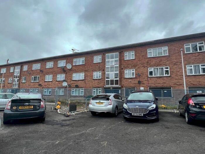 3 Bedroom Flat To Rent In Little Gearies / Cranbrook Road, Barkingside, Essex, IG6