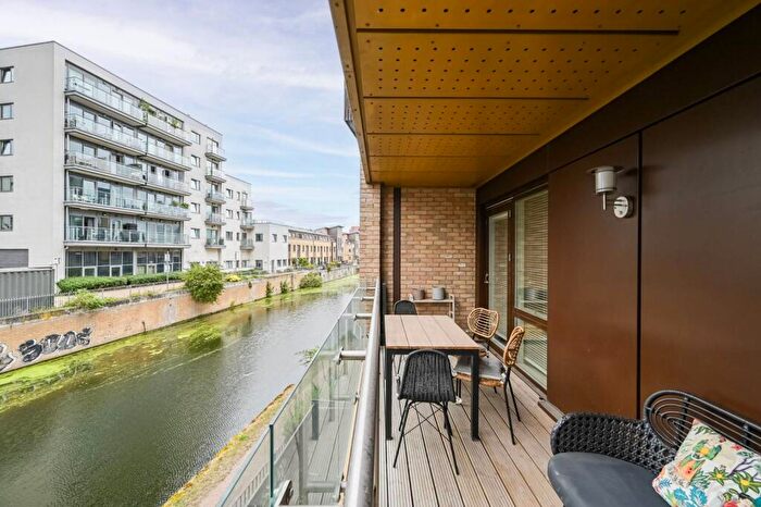2 Bedroom Flat For Sale In Upper North Street, Tower Hamlets, London, E14