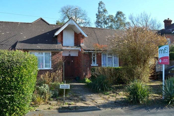 2 Bedroom Ground Flat To Rent In Kenlawn Cottage, Round Oak Road, Weybridge, KT13