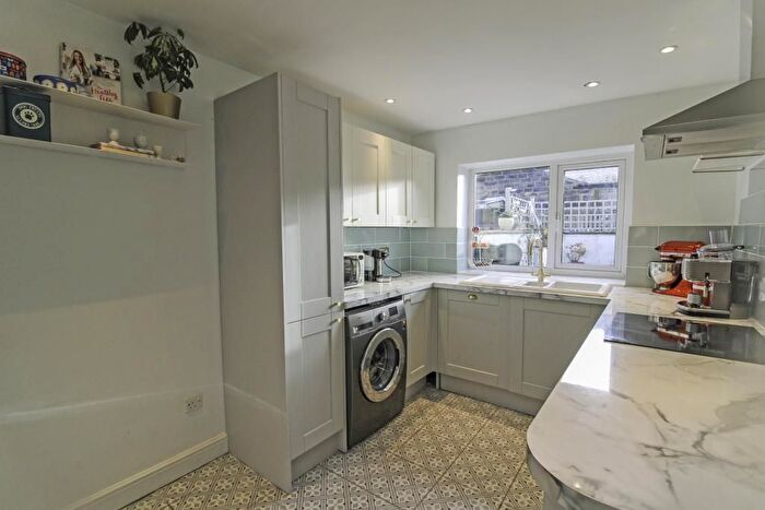 2 Bedroom Flat To Rent In Claverton Street, London, SW1V