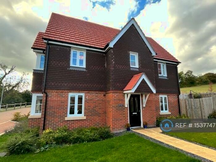 4 Bedroom Semi-Detached House To Rent In Christmas Close, Alton, GU34