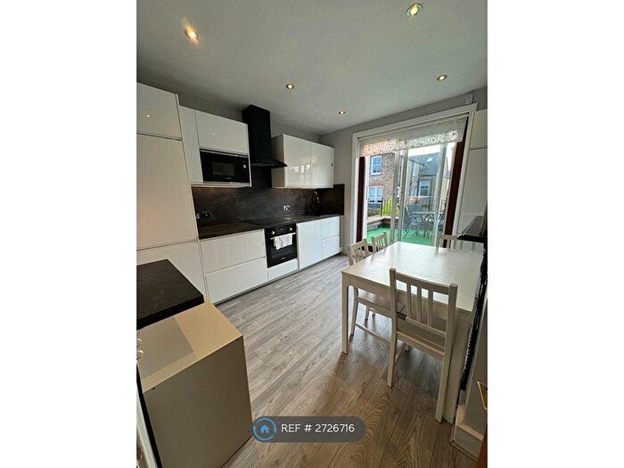3 Bedroom Flat To Rent In Brancaster Road, London, SW16