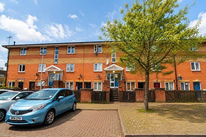 1 Bedroom Flat For Sale In Copperfield Drive, London, N15