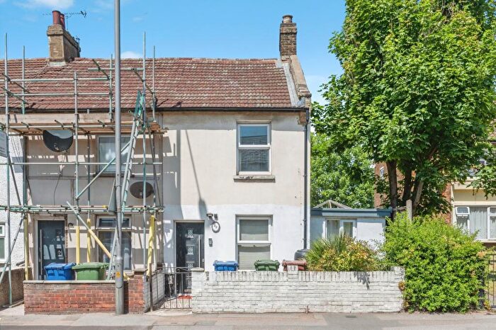 3 Bedroom End Of Terrace House For Sale In London Road, Grays, Essex, RM20
