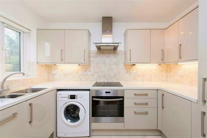 2 Bedroom Flat To Rent In Woodland Grove, Epping, Essex, CM16