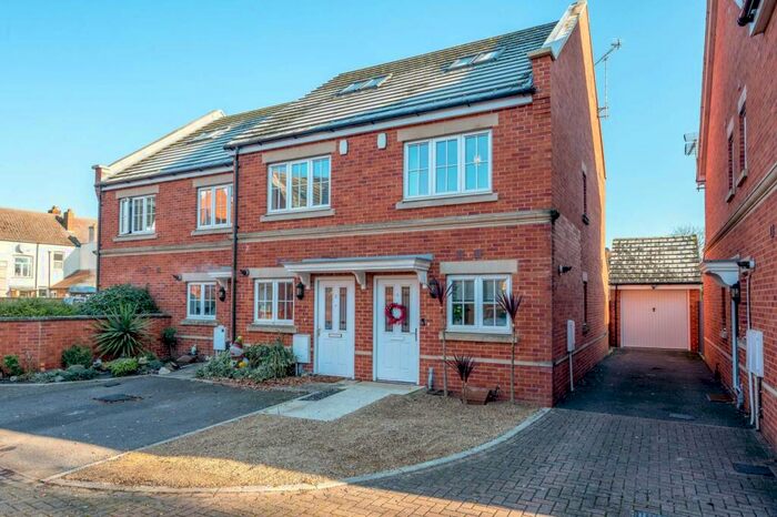 3 Bedroom End Of Terrace House To Rent In Derisley Close, Byfleet, West Byfleet, KT14