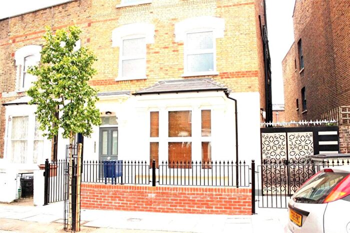Apartment To Rent In Foulden Road, Stoke Newington, London, N16