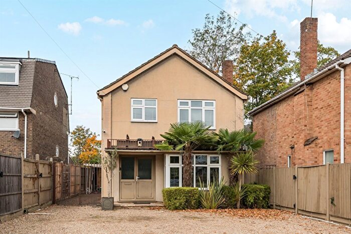 3 Bedroom Detached House For Sale In Uplands Park Road, Enfield, EN2