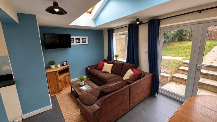 5 Bedroom Semi-Detached House To Rent In Bed Student Home - Tenterden Drive, Canterbury, CT2