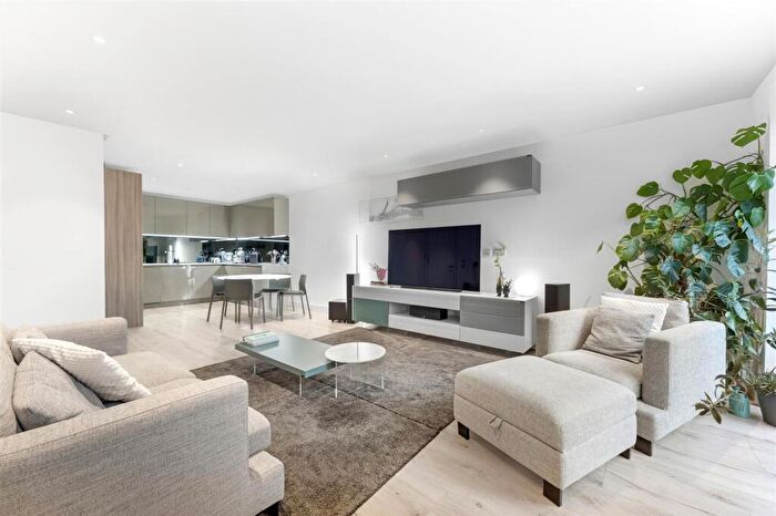 2 Bedroom Apartment For Sale In Compass Court, Smithfield Square, Hornsey, N8