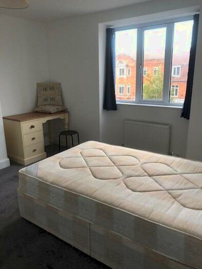 6 Bedroom Flat To Rent In Stoneleigh Broadway, KT17