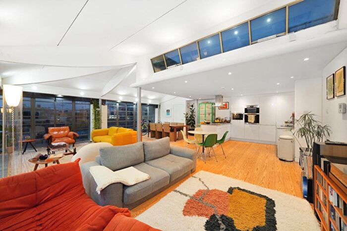 2 Bedroom Flat To Rent In Great Sutton Street, Clerkenwell, EC1V