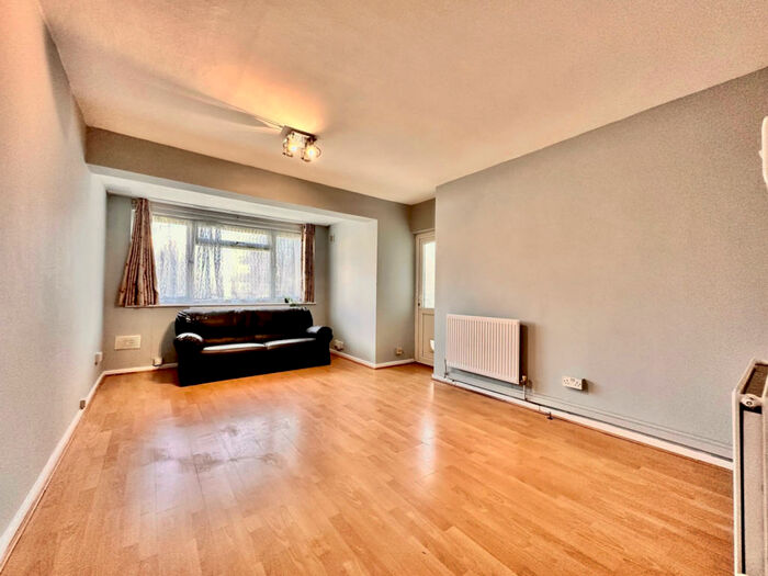 2 Bedroom Flat To Rent In Pawsons Road, CR0