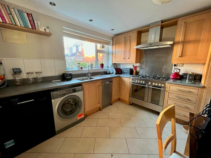 3 Bedroom Property To Rent In Beverley Gardens, Romsey SO51