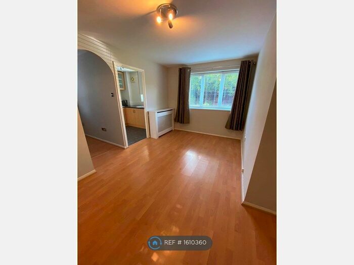 Studio To Rent In Leigh Hunt Drive, London, N14