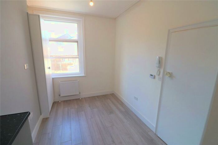 Apartment To Rent In West Hendon Broadway, London, NW9