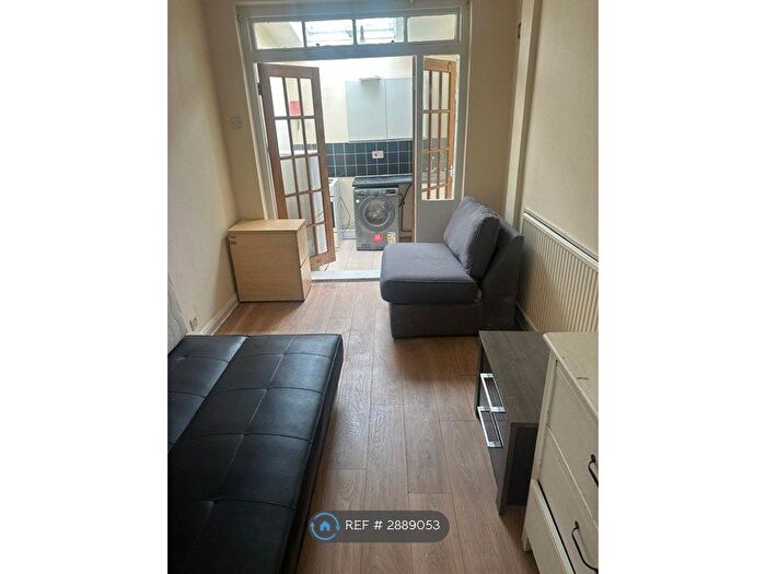 Studio To Rent In Rose Gardens, London, W5