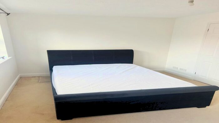 Studio To Rent In Westminster Drive, London, N13