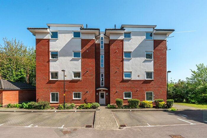2 Bedroom Apartment For Sale In Bakers Close, St. Albans, AL1